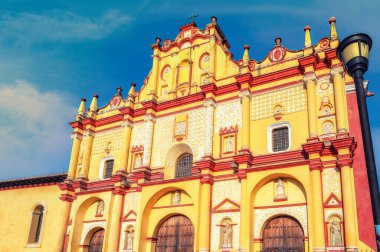 San Cristobal de las Casas Katedrali 'nin ön cephesi renkli Meksika sömürge tarzı, Meksika.