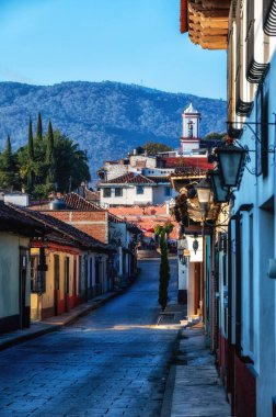 San Cristobal de las Casas, Meksika 'nın sömürge sokakları. Tarihi cazibe, kültürel miras ve seyahat keşfi konsepti.