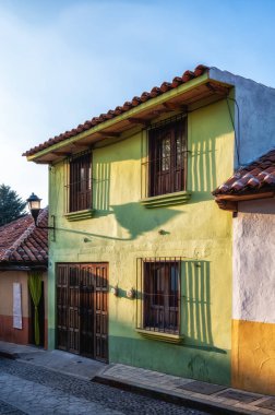 San Cristobal de las Casas, Meksika 'nın sömürge sokakları. Tarihi cazibe, kültürel miras ve seyahat keşfi konsepti.