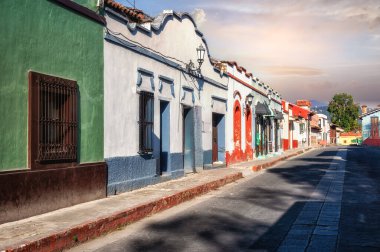 San Cristobal de las Casas, Meksika 'nın sömürge sokakları. Tarihi cazibe, kültürel miras ve seyahat keşfi konsepti.