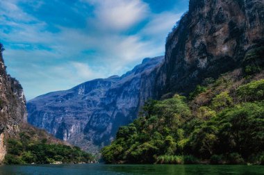 Sumidero Kanyonu 'nun doğal manzarası ve Chiapas, Meksika nehri.