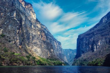 Sumidero Kanyonu 'nun doğal manzarası ve Chiapas, Meksika nehri.