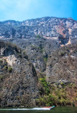 Motorlu tekne turistleri Meksika, Tuxtla Gutierrez yakınlarındaki Chiapas Canyons del Sumidero 'da gezintiye çıkarıyor.