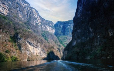 Sumidero Kanyonu 'nun doğal manzarası ve Chiapas, Meksika nehri.
