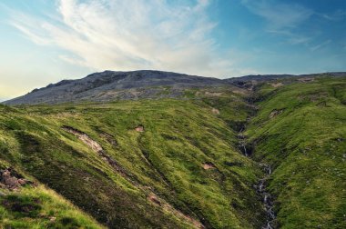 Yaz ortasında Ben Nevis, İskoçya 'da şelale.