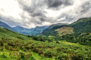 Ben Nevis 'in İskoç Dağları' ndan kırsal tepelerin güzel bir görüntüsü.