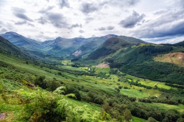 Ben Nevis 'in İskoç Dağları' ndan kırsal tepelerin güzel bir görüntüsü.