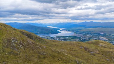 Patikadan alınan görüntüler Ben Nevis 'e tırmanıyor William Kalesi' ne ve İskoçya 'nın çevresindeki bölgeye bakıyor.