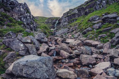 Yaz ortasında Ben Nevis, İskoçya 'da şelale.
