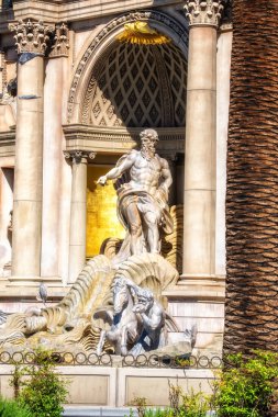 Las Vegas, Nevada, ABD - 30 Temmuz 2025: Caesars Palace 'daki Trevi Çeşmesi kopyası Oceanus heykeli ve büyük bir kemerli