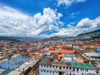 Ekvador, Quito 'nun tarihi merkezi, arka planda Panecillo tepesi, Ekvador
