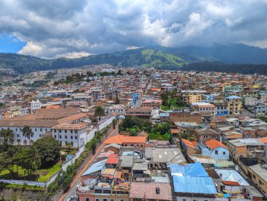Hava görüntüsü Ekvador 'da yoğun nüfuslu Quito kasabasını gösteriyor..