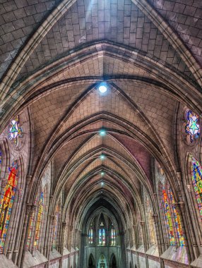 Quito, Ekvador - 04 Nisan 2024: Neo Gotik tarzında Ulusal Ant Bazilikasının içi renkli vitray pencereleriyle.