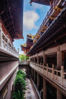 Jing 'an Barış ve Huzur Tapınağı' nda süslü çatı ve güzel balkonların yer aldığı geleneksel Asya mimarisinin özü, Şangay, Çin