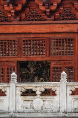 Jing 'an Tapınağı, Şangay' ın modern siluetinin ortasındaki Budist mimarisinin sakin bir vasiyeti olarak duruyor. Geleneksel tasarımı çağdaş binalarla çelişiyor..