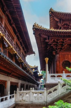 Jing 'an Tapınağı, Şangay' daki Batı Nanjing Yolu 'ndaki Tangmi Budist tapınağı..