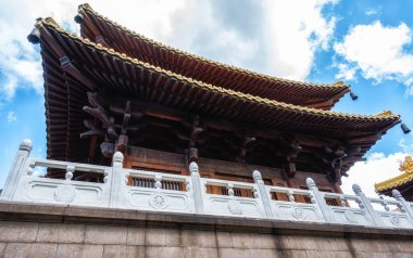 Jing 'an Barış ve Huzur Tapınağı' nda süslü çatı ve güzel balkonların yer aldığı geleneksel Asya mimarisinin özü, Şangay, Çin