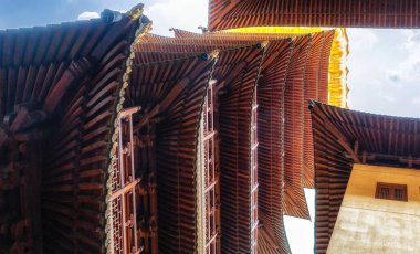 Jing 'an Barış ve Huzur Tapınağı' nda süslü çatı ve güzel balkonların yer aldığı geleneksel Asya mimarisinin özü, Şangay, Çin