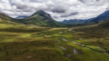 Güzel yeşil tepelerin ve derelerin hava manzarası sakin bir kırsal alan, İskoçya İskoçya İskoçya, Skye Adası, Birleşik Krallık.