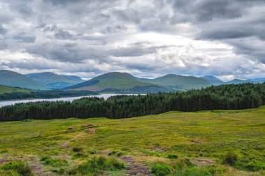 İskoçya 'nın İskoçya Dağları' ndaki Tulla Gölü Güzel bir yaz gününde. İskoçya, İngiltere