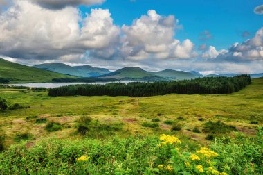 İskoçya 'nın İskoçya Dağları' ndaki Tulla Gölü Güzel bir yaz gününde. İskoçya, İngiltere