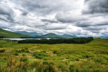 İskoçya 'nın İskoçya Dağları' ndaki Tulla Gölü Güzel bir yaz gününde. İskoçya, İngiltere