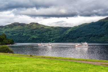 Loch Lomond Gölü, İskoçya, İngiltere, 18 Temmuz 2025: Yaz turizm sezonu boyunca tekneler.