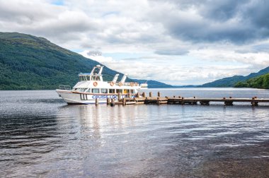 Loch Lomond Gölü, İskoçya, İngiltere, 18 Temmuz 2025: Yaz turizm sezonu boyunca tekneler.
