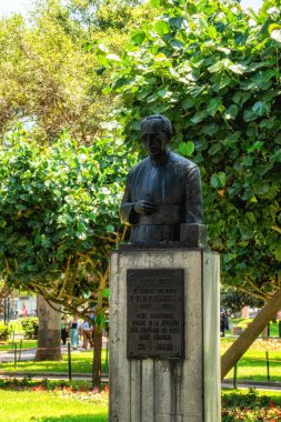 Lima, Peru - 25 Ağustos 2025 Central Park Miraflores 'de Rahip Amelio Plasencia' nın heykeli.