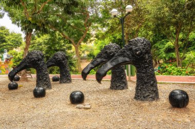 Lima, Peru... 25 Ağustos 2025, Lima, Peru. Sanatçı Cristina Planas yedi akbaba kafası sundu