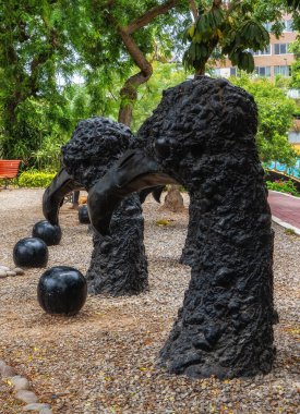 Lima, Peru... 25 Ağustos 2025, Lima, Peru. Sanatçı Cristina Planas yedi akbaba kafası sundu