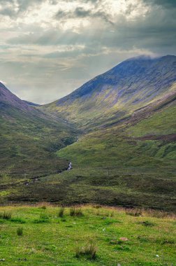 Tipik İskoç dağlık manzara dağlar, dere ve göl - Highlands, İskoçya, İngiltere