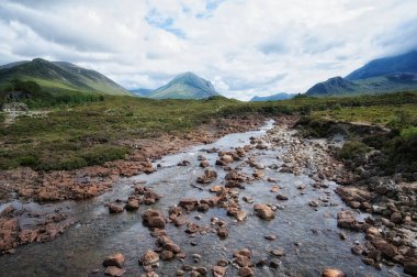 Black Cuillin dağlarının manzarası ve İskoçya 'nın Skye Adası' ndaki Sligachan nehri manzarası..