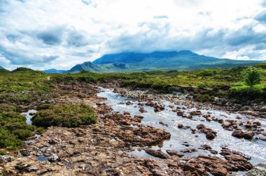 Black Cuillin dağlarının manzarası ve İskoçya 'nın Skye Adası' ndaki Sligachan nehri manzarası..