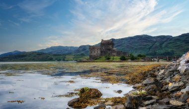 İskoçya 'nın Highland bölgesindeki Loch Alsh Gölü' nde Sunset 'te bulunan güzel ve ünlü Eilean Kalesi. Dornie, İskoçya, Birleşik Krallık