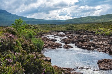 Arka planda Sgurr nan Gillean ile Sligachan Nehri, Skye Adası, İskoçya