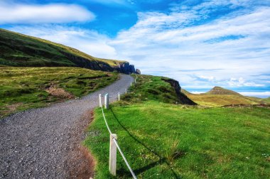 Güneşli bir günde İskoçya 'nın Skye Adası Quiraing' de kaya oluşumuna giden yürüyüş yolu.