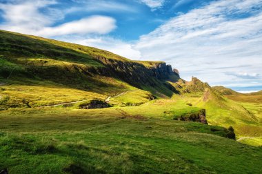 İskoçya 'nın Skye Adası, Trotternish yarımadasının kuzey ucundaki sessiz manzara.