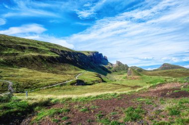 Quiraing 'in yeşil dağ manzarası, Skye Adası.