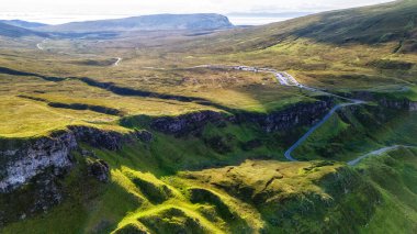 Quiraing 'in yeşil dağ manzarası, Skye Adası.