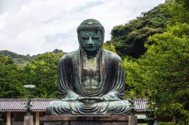 Amida Buddha 'nın 11.4 metrelik bronz heykeli Kamakura' nın Büyük Buda ya da Daibutsu 13. yüzyılda tamamlanmış en ünlü dini mekanlarından biridir..