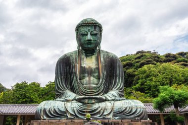 Amida Buddha 'nın 11.4 metrelik bronz heykeli Kamakura' nın Büyük Buda ya da Daibutsu 13. yüzyılda tamamlanmış en ünlü dini mekanlarından biridir..