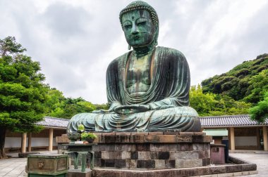 Amida Buddha 'nın 11.4 metrelik bronz heykeli Kamakura' nın Büyük Buda ya da Daibutsu 13. yüzyılda tamamlanmış en ünlü dini mekanlarından biridir..