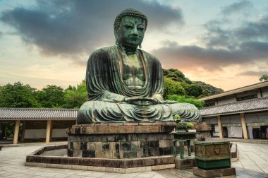 Amida Buddha 'nın 11.4 metrelik bronz heykeli Kamakura' nın Büyük Buda ya da Daibutsu 13. yüzyılda tamamlanmış en ünlü dini mekanlarından biridir..