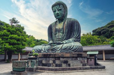 Amida Buddha 'nın 11.4 metrelik bronz heykeli Kamakura' nın Büyük Buda ya da Daibutsu 13. yüzyılda tamamlanmış en ünlü dini mekanlarından biridir..