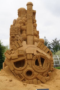 Şehir parkında kum heykeli