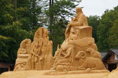 Şehir parkında kum heykeli