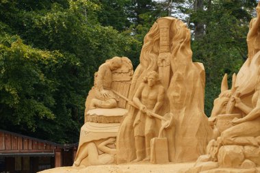 Şehir parkında kum heykeli