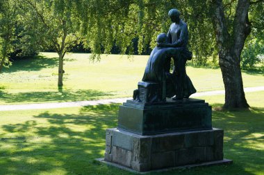 Parktaki kadın ve erkek heykeli 