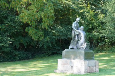 Parktaki kadın ve erkek heykeli 